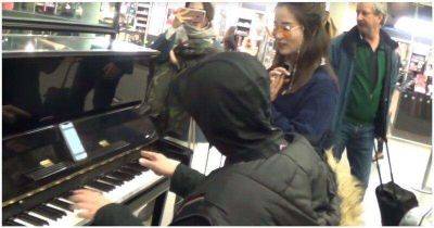 Мастер буги-вуги показал девушкам, как нужно играть на пианино - leprechaun.land - Лондон