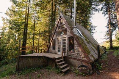 Этот маленький домик похож на крышу посреди леса. Но не спешите с выводами! - leprechaun.land
