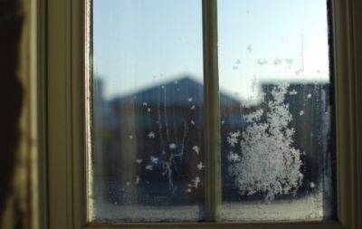 Зачем клеить пузырчатую пленку на окна? Лайфхак, который пригодится вам в холодное время года - hochu.ua