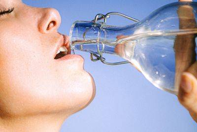 Какая норма воды для взрослых и детей? В Минздраве рассказали, сколько нужно пить в разные сезоны - vikna.tv