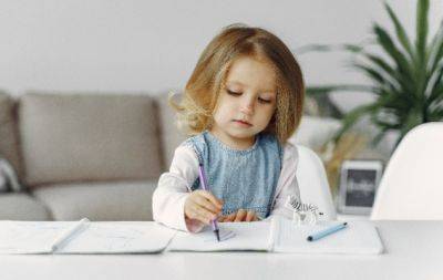 Учим детей писать: как это сделать и со скольки лет - hochu.ua