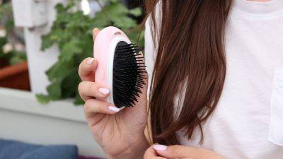Как часто нужно мыть щетку для волос: волосы будут меньше жирнеть - korisno.24tv.ua