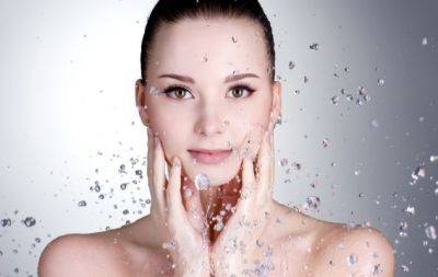 Можно ли умываться минеральной водой? Мнение экспертов о популярном beauty-тренде - hochu.ua