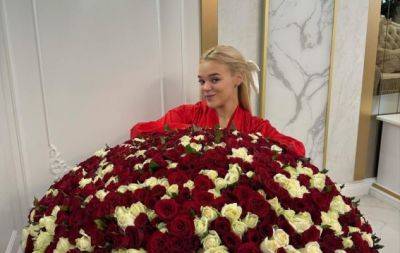 "Ни ума, ни совести": блогерша Верба нарвалась на "комлименты" из-за букета из 1001 розы, который она не может поднять (ФОТО) - hochu.ua - Украина - Ивано-Франковск