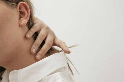 Можно ли хрустеть шеей и почему это опасно для здоровья: отвечает эксперт - vikna.tv