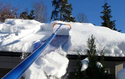 Вся крыша - в снегу: рассказываем, как почистить ее безопасно - hochu.ua