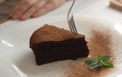 Для вкуснейшего торта не нужна мука: легендарный итальянский десерт Капрезе (РЕЦЕПТ) - hochu.ua