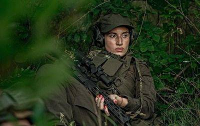 Никакая не снайперша: Евгения Эмеральд рассекретила, на каких должностях она служила - hochu.ua - Киев - Украина
