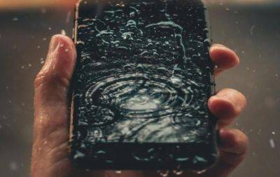 Телефон упал в воду? Пошаговая инструкция, которая поможет спасти смартфон - hochu.ua