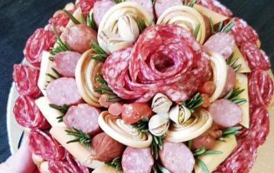 "Колбасные цветы" для мясной доски: готовим очень красивые вкусности за считанные минуты (ВИДЕО) - hochu.ua