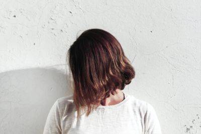 Густые волосы и брови: действительно ли использование розмаринового масла ускорит их рост - vikna.tv