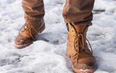 Как не падать зимой? 4 лайфхака, которые помогут обуви не скользить по снегу и льду - hochu.ua