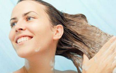 Без шампуня, но чистые: 5 способов помыть волосы без специальных средств - hochu.ua