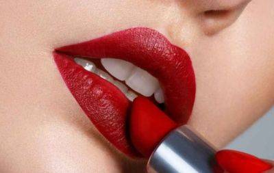 Лучший макияж для ярко красной помады: полная гармония с акцентом на губы (ВИДЕО) - hochu.ua