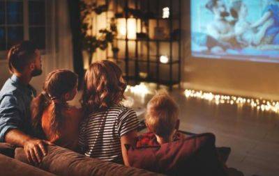 Что посмотреть на новогодние выходные всей семьей: ТОП-8 фильмов для совместного просмотра - hochu.ua - Сша - Англия