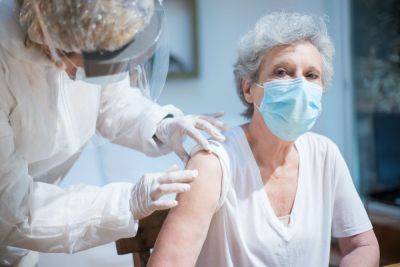 Вирус не исчезает, распространяется новый штамм! Почему повторная вакцинация от COVID-19 рекомендована пожилым людям сейчас - vikna.tv - Украина