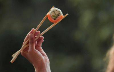 Как правильно есть суши? 5 важных правил, чтобы не оконфузиться (ВИДЕО) - hochu.ua