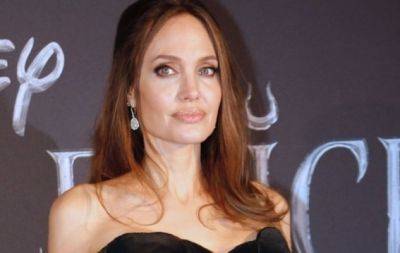 Анджелина Джоли рассказала о параличе, который развился у нее после разрыва отношений с Брэдом Питтом - hochu.ua - Сша - Израиль - Камбоджа