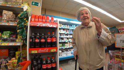 "А вы верите в чудо?": Сеть растрогали добрые поступки директора супермаркета, который помогает бабушкам и дедушкам (ВИДЕО) - clutch.net.ua