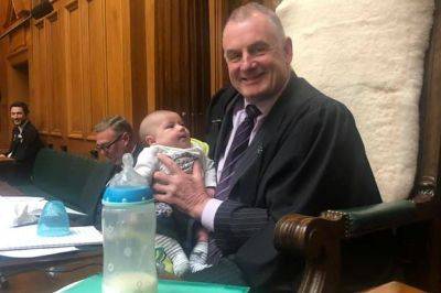 Спикер парламента Новой Зеландии кормил и нянчил младенца во время заседания - clutch.net.ua - Новая Зеландия