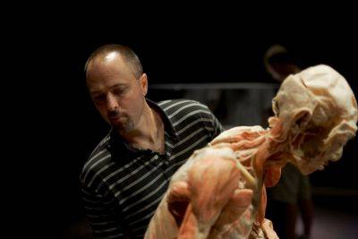 Немецкий художник создает скульптуры из тел умерших людей (фото) - clutch.net.ua - Киев - Из