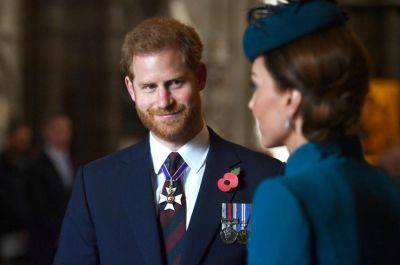Курьез дня: принц Гарри публично ущипнул жену своего брата Кейт Миддлтон за ягодицу (фото и видео) - clutch.net.ua