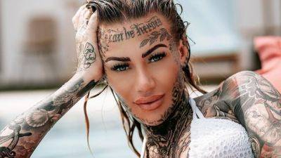 Тело и лицо 33-летней британки на 95% покрыто татуировками: после рождения ребенка она закрасила половину и показала, как выглядит без них - clutch.net.ua - Она
