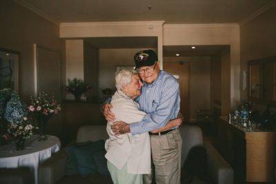 Ветеран после 70 лет разлуки разыскал свою возлюбленную: трогательные кадры долгожданной встречи - clutch.net.ua - Сша - Австралия - Лондон