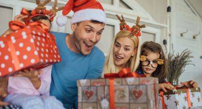 Что подарить на Новый год родственникам и не обнищать: подборка оригинальных советов и ценных идей по выбору подарка - clutch.net.ua