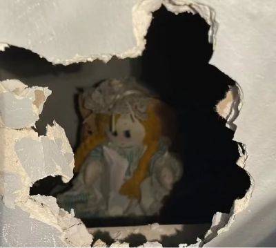 "Я выбрала для них смерть": мужчина обнаружил в стене своего дома куклу с жутким письмом - clutch.net.ua - Англия - Сумская обл.