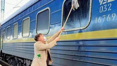 Швабру в руки и вперед: иностранец помыл грязное окно вагона "Укрзализниці" и стал звездой Сети (фото) - clutch.net.ua - місто Киев
