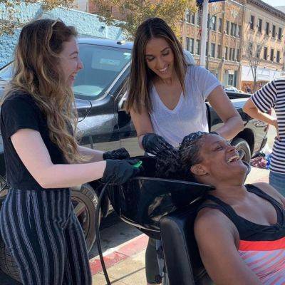 Девушка-парикмахер из Лос-Анджелеса делает стрижки бездомным, помогая им (ФОТО) - clutch.net.ua - Сша - Лос-Анджелес