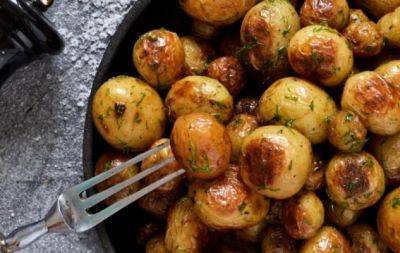 Чтобы не испортить блюдо: трюки, которые помогут приготовить молодую картошку - hochu.ua