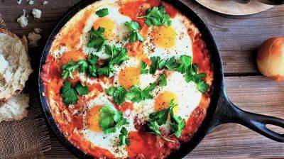 Вкусные блюда из яиц: яичница шакшука с помидорами - beauty-lady.com.ua