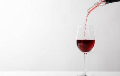 Боль и спазмы. Правда ли, что алкоголь негативно влияет на менструальный цикл? - hochu.ua