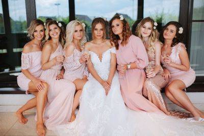 Как красиво одеться на свадьбу подруги: фасоны платьев подружек невесты с фото - miridei.com