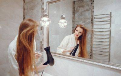 Почему нельзя сушить волосы в ванной комнате? Две причины, о которых должна знать каждая девушка - hochu.ua
