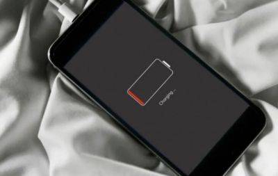 Почему нельзя заряжать телефон на кровати? Названы серьезные последствия этой популярной привычки - hochu.ua