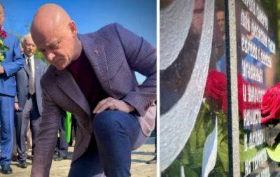 Более 3,5 тысячи евро! В сети обсуждают образ мэра Одессы, в котором он почтил память жертв Бабьего Яра (ФОТО) - hochu.ua - Одесса