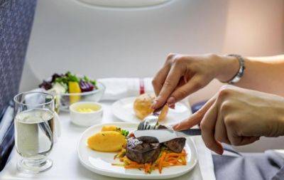 Не заказывайте еду и напитки во время полета: неожиданные причины - hochu.ua