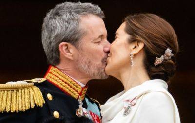 Новый король Дании страстно поцеловал жену на глазах у неистовой публики (ФОТО, ВИДЕО) - hochu.ua - Англия - Дания - Шотландия - Мадрид - Копенгаген