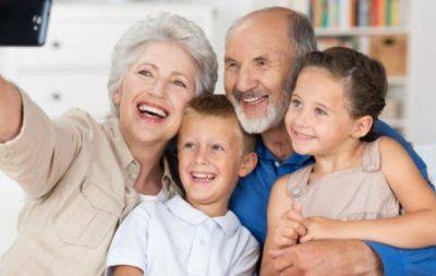 Важные жизненные уроки, которые могут дать своим внукам бабушки и дедушки - hochu.ua