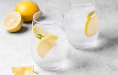 До сих пор пьете воду с лимоном и стараетесь не запивать еду? Нутрициолог объяснила, в чем ваша ошибка - hochu.ua