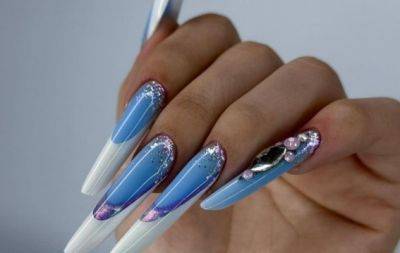 Ультрамодные зимние ногти 2024: голубой, белый, блестки и другие холодные оттенки - hochu.ua