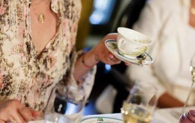 Чаепитие по-королевски: бывший дворецкий король Чарльза рассказал, как правильно пить чай - hochu.ua