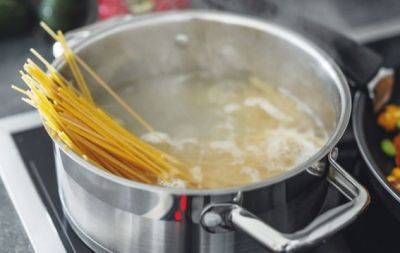 Без лишней посуды: как слить воду из картофеля или макарон и не запачкать дуршлаг - hochu.ua