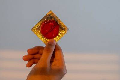 “Не те ощущения” и “всегда в кармане”: мифы о презервативах, которые ты должен(-на) знать - vikna.tv