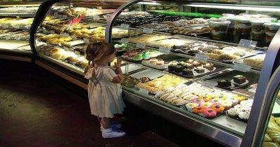 Папа услышал, как высокомерная дама осудила ее маленькую дочку за покупку пончика. - leprechaun.land