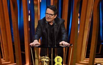 Зал аплодировал стоя: тяжелобольной актер фильма "Назад в будущее" выехал на сцену BAFTA-2024 на кресле колесном (ФОТО, ВИДЕО) - hochu.ua - Мариуполь