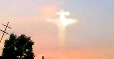 Завораживающее зрелище! Очевидцы увидели, как в небе появился Иисус на кресте. Поверьте, это стоит просмотра! - leprechaun.land